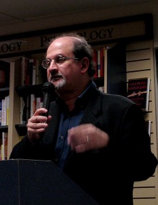 Salman Rushdie presenting his book "Shalimar the clown" at Mountain View, USA, October 2005. Author: Ken Conley, a.k.a. kwc