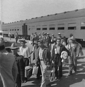 The first Braceros arriving in Los Angeles by train in 1942. Source: Oakland Museum of California. Author: Dorothea Lange 