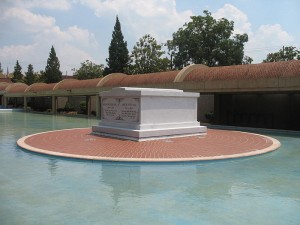 Tomb of Martin Luther King, Jr. & Coretta Scott King. 08/11/2007 Photo by Simon J. Kurtz